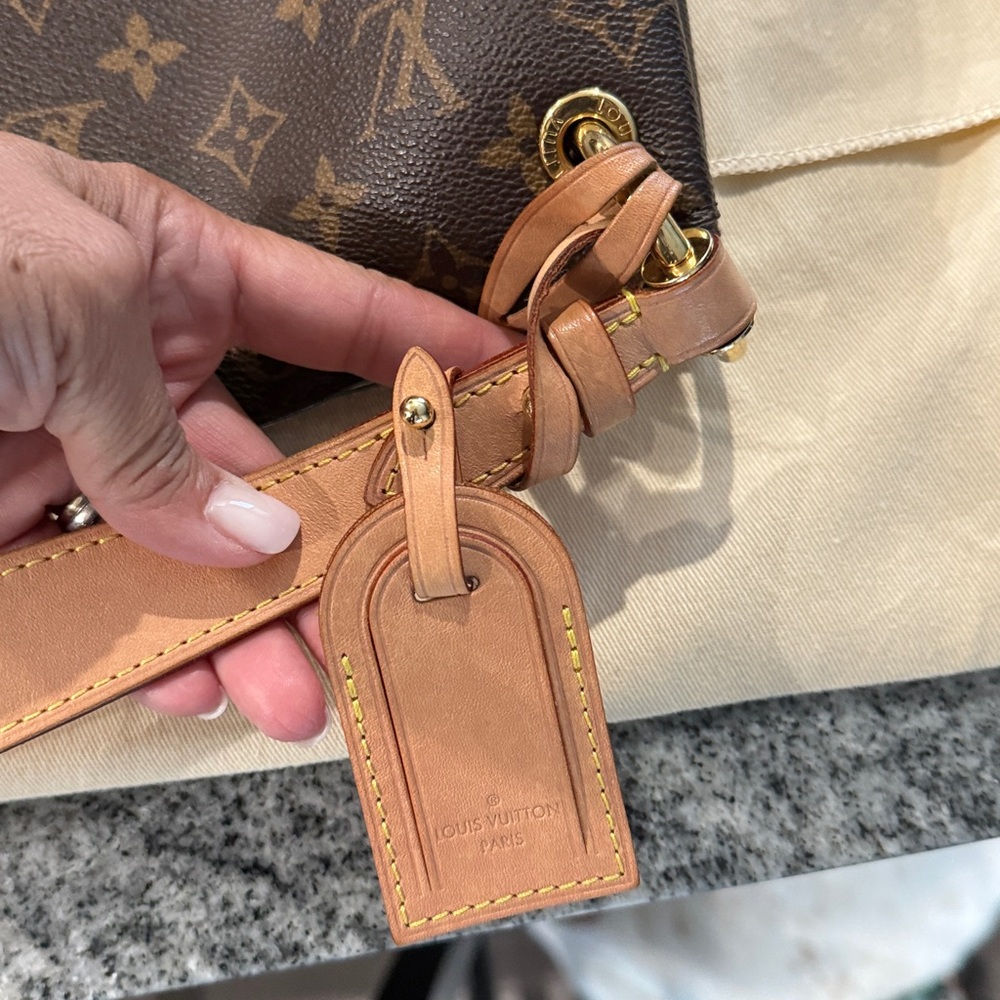 Louis Vuitton Graceful MM GREAT CONDITION!! - Picture 7 of 14